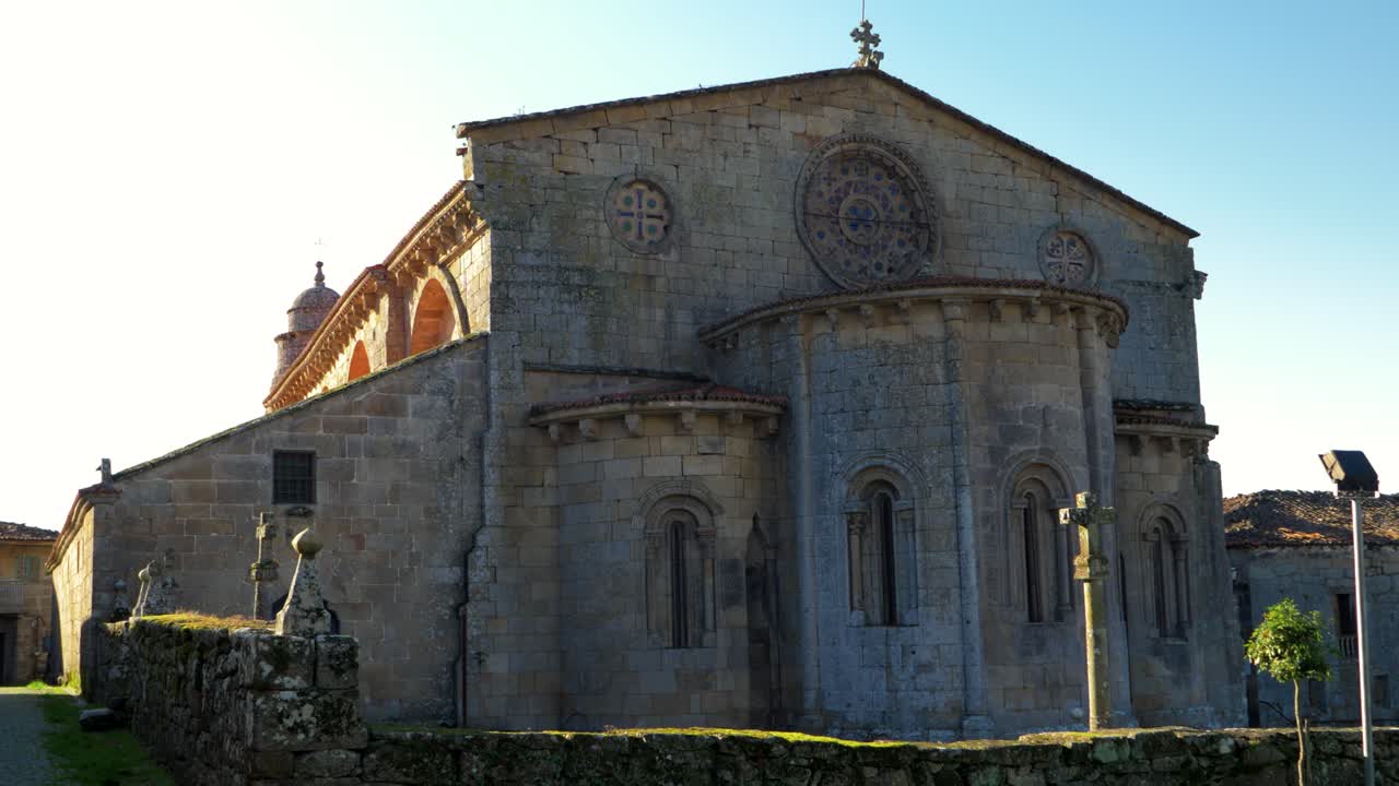 Facade of the Church of Santa Mariña in Allariz, highlighting the detailed stonework and the arched entrance of the historic building.