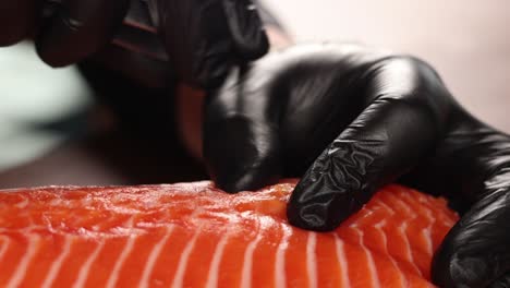 la preparación de salmón para el sushi