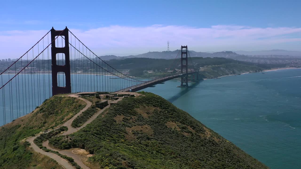 drone aéreo volando sobre una colina que revela el famoso puente golden gate en san francisco california usa en un día soleado de verano