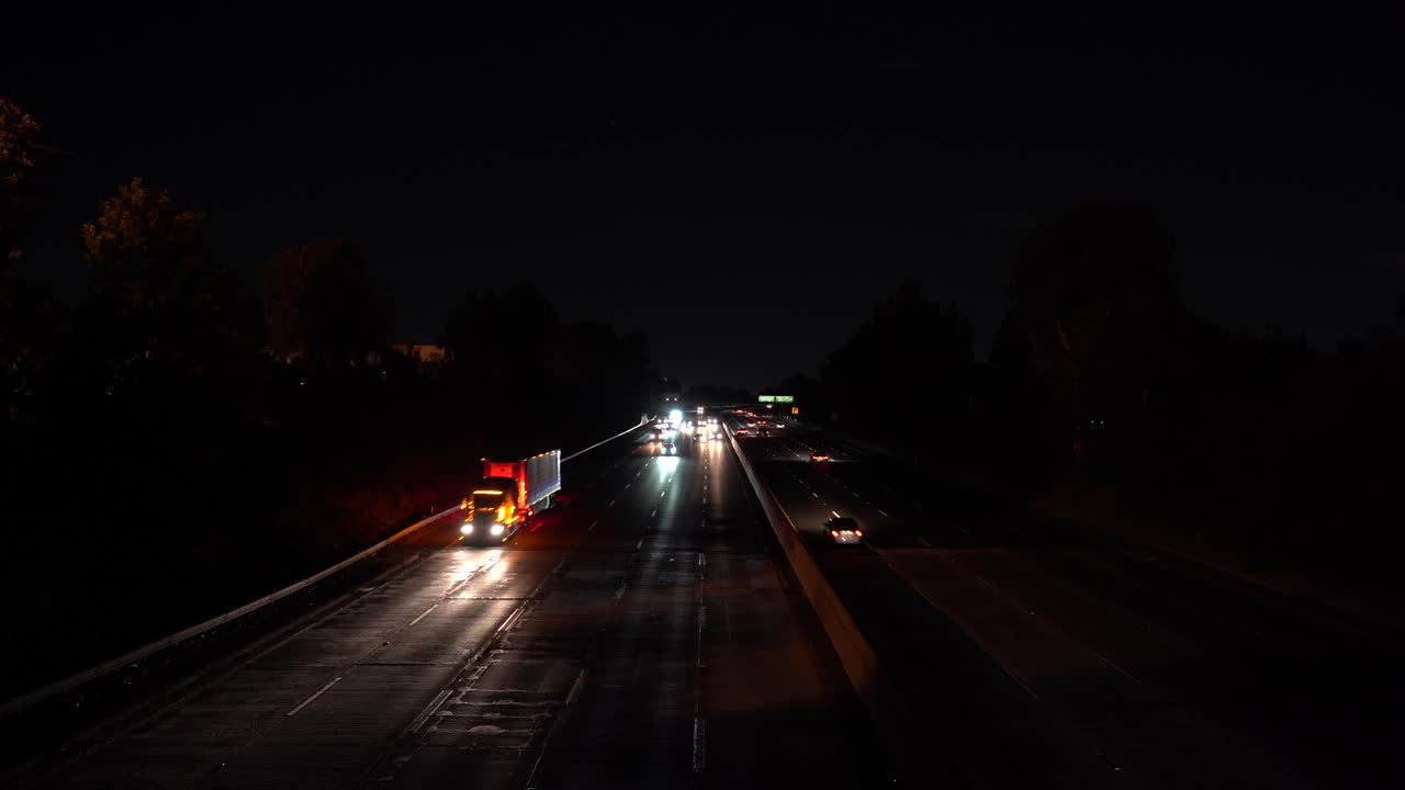 다리에서 자동차의 바쁜 고속도로 보기