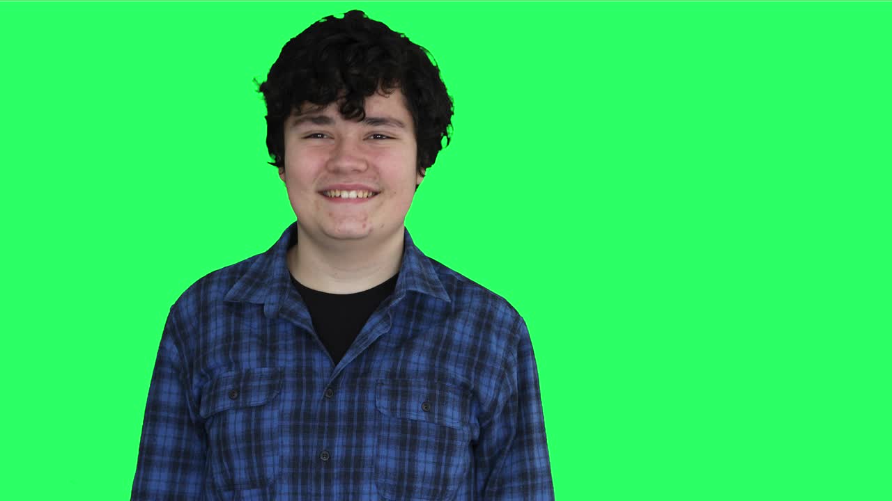 niño adolescente sonriente con fondo de pantalla verde 1