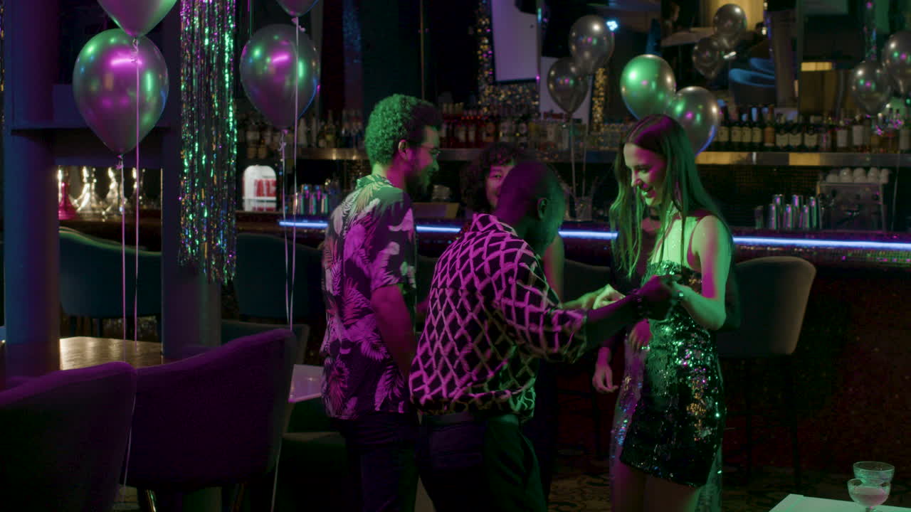 amigos bailando en una fiesta