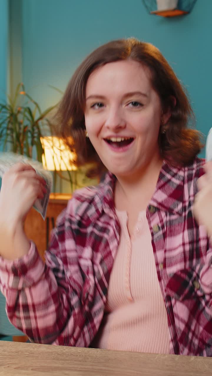 donna d'affari che tiene fan di contanti denaro banconote in dollari celebrare il successo carriera lotteria jackpot