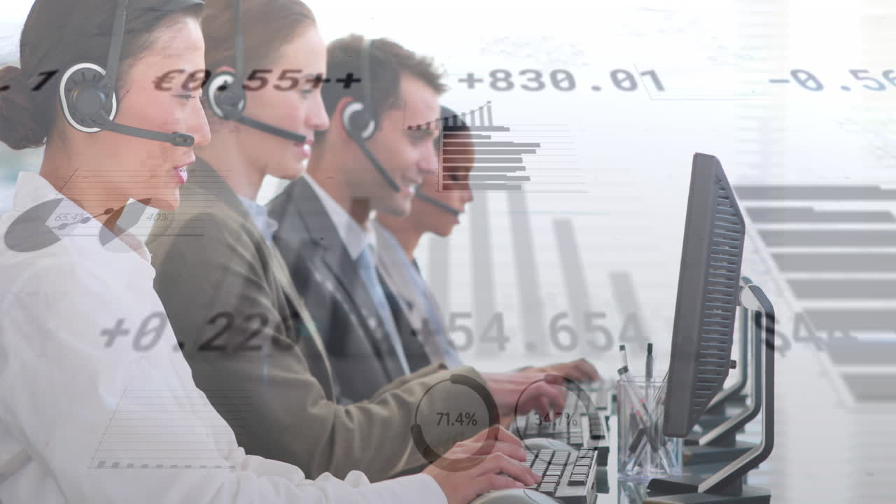 animación del procesamiento de datos del mercado de valores sobre diversos colegas hablando en auriculares de teléfono en la oficina