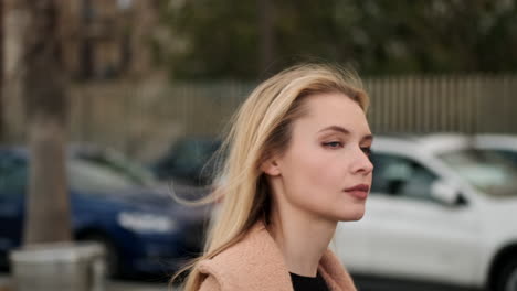 una mujer joven caminando por la ciudad.