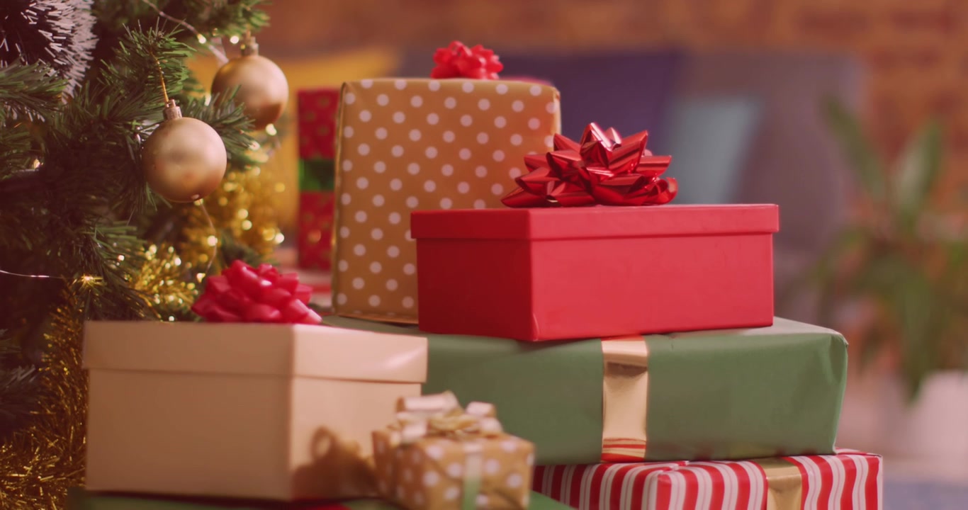 Noel hediyeleri ve süslemeleri üzerinde Noel tebrikleri metninin animasyonu