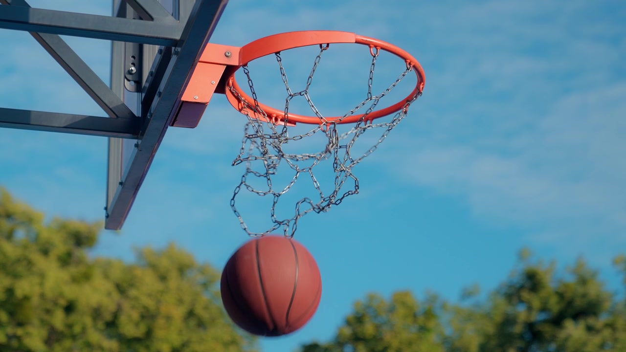 Ripresa al rallentatore di un pallone da basket che entra nel canestro