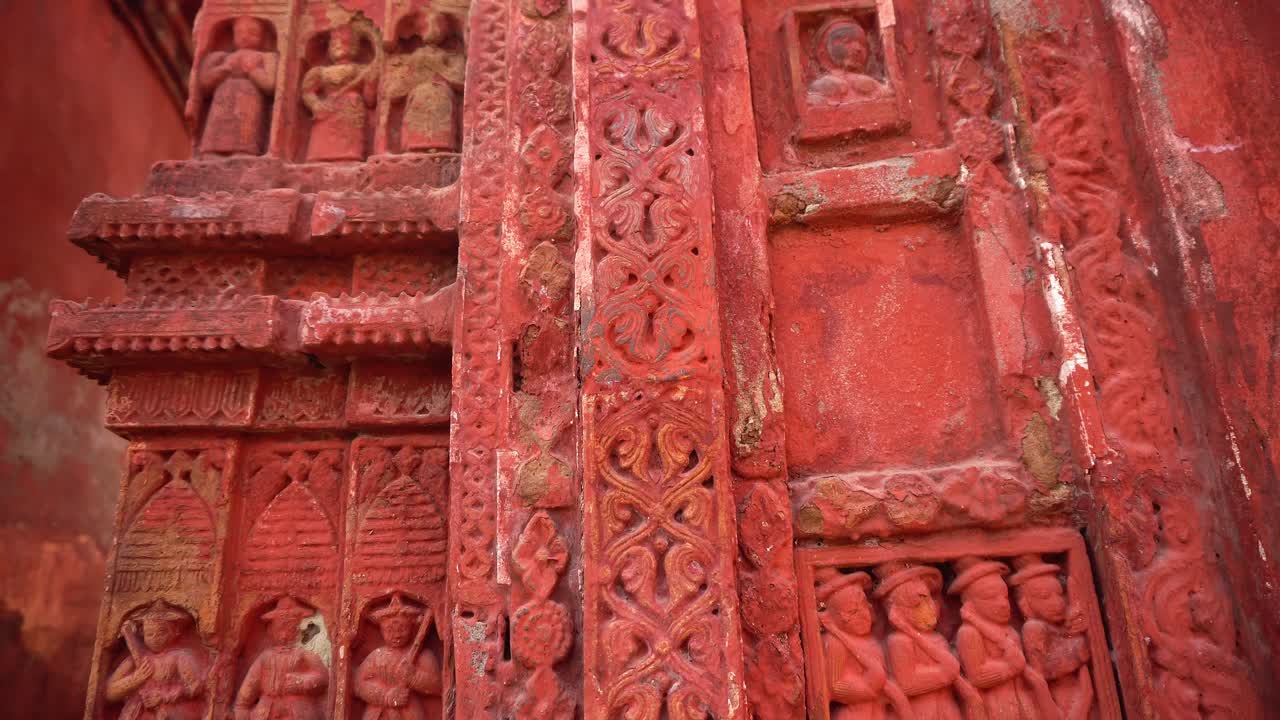 The red brick architecture is evident on the outer walls of this temple which the social system, culture and civilization of that time blossomed.Currently, the paintings are almost destroyed.