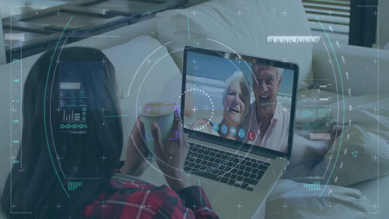 animación de escaneo de alcance y procesamiento de datos sobre una mujer usando una computadora portátil en una videollamada
