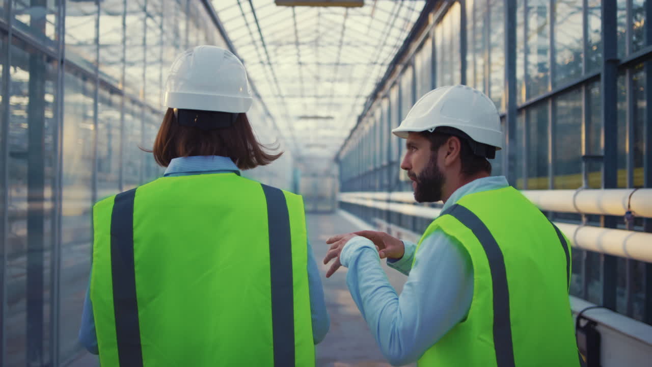 supervisores de ingeniería examinando la fábrica analizando los datos discutiendo la seguridad