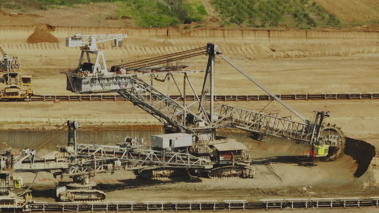 mina a cielo abierto con una gran excavadora