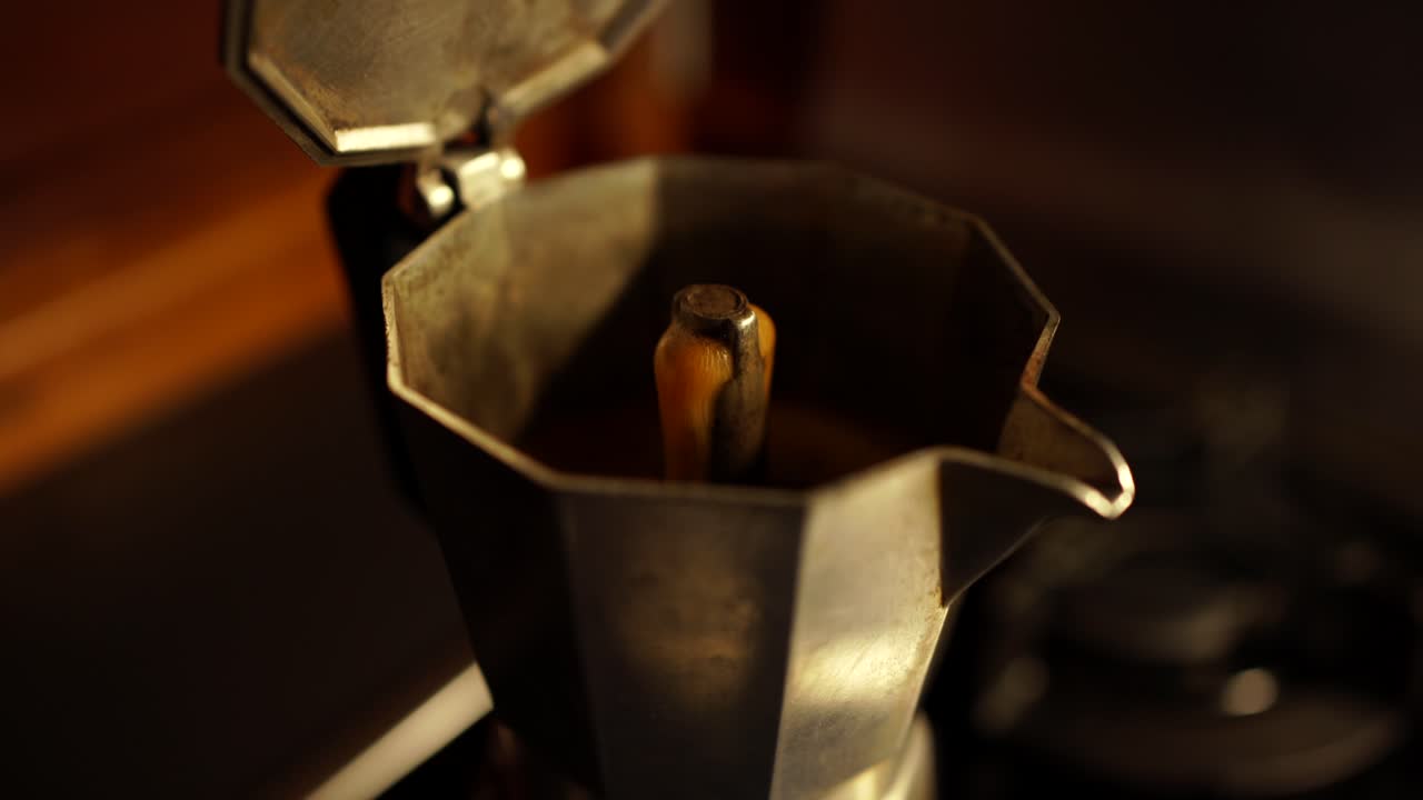 cafetera geyser en la estufa de fuego