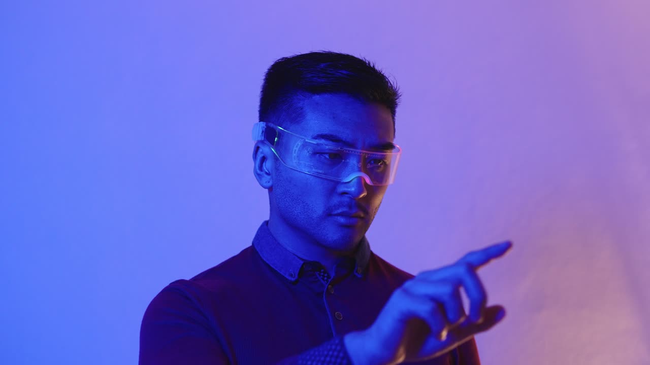 미래의 안경을 입은 남자