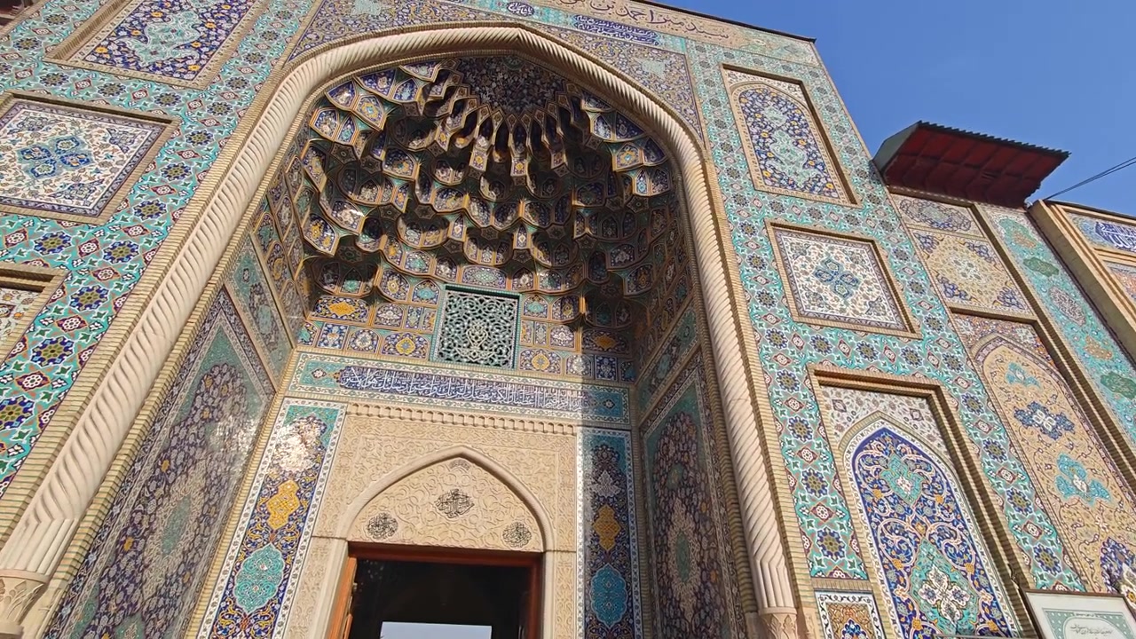 Aufwendig gekachelter Eingang einer traditionellen persischen Moschee