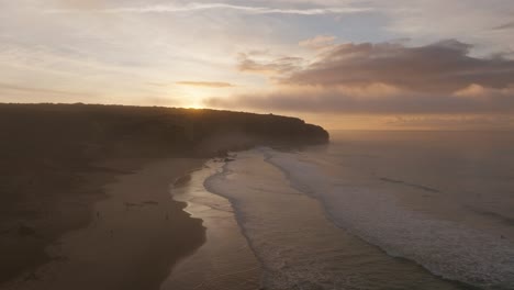 Playa-De-Arena-Con-Rompiente-En-El-Algarve-En-Portugal