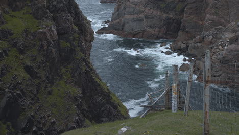 Blick-Vom-Klippenrand-Auf-Die-Insel-Harris-In-Schottland-Auf-Das-Meer,-4k