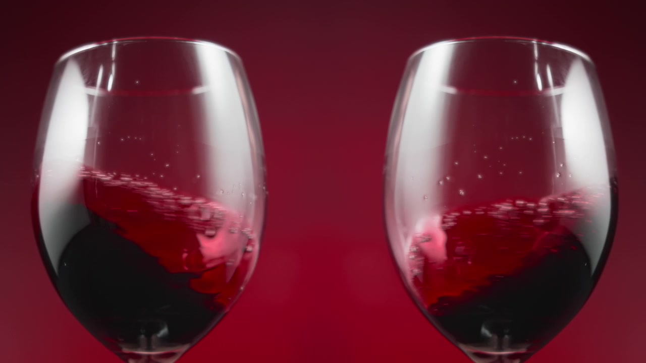 Due calici di vino su sfondo rosso