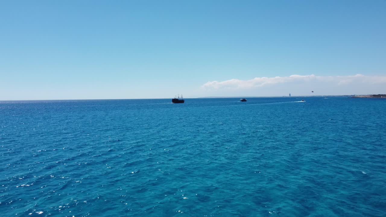 바다 한가운데에 있는 해적 선박의 드론 촬영
