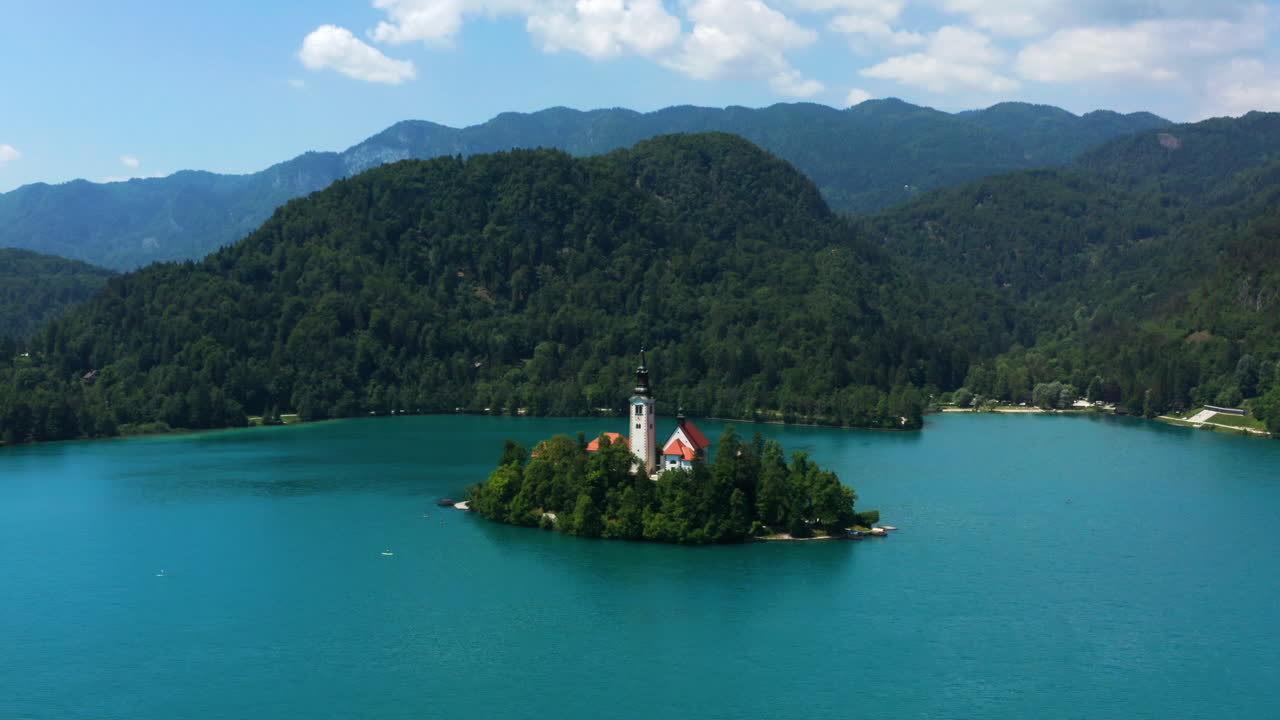 슬로베니아의 블레드 섬과 성모 마리아 가정의 순례 교회의 경치 좋은 전망 - 공중 촬영
