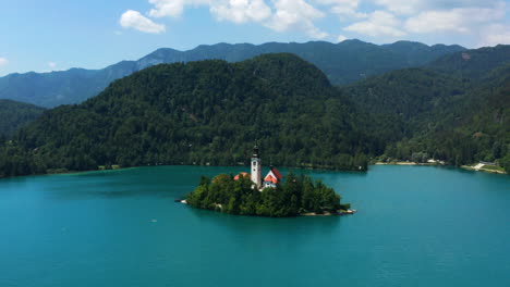 Vista-Panorámica-De-La-Isla-De-Bled-Y-La-Iglesia-De-Peregrinación-De-La-Asunción-De-María-En-Eslovenia---Toma-Aérea