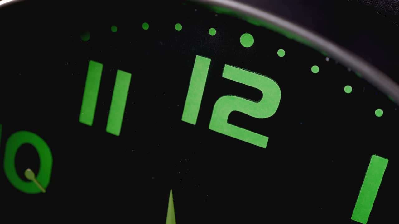 cerca en el reloj de pared - el concepto de tiempo vuela - las agujas del reloj girando