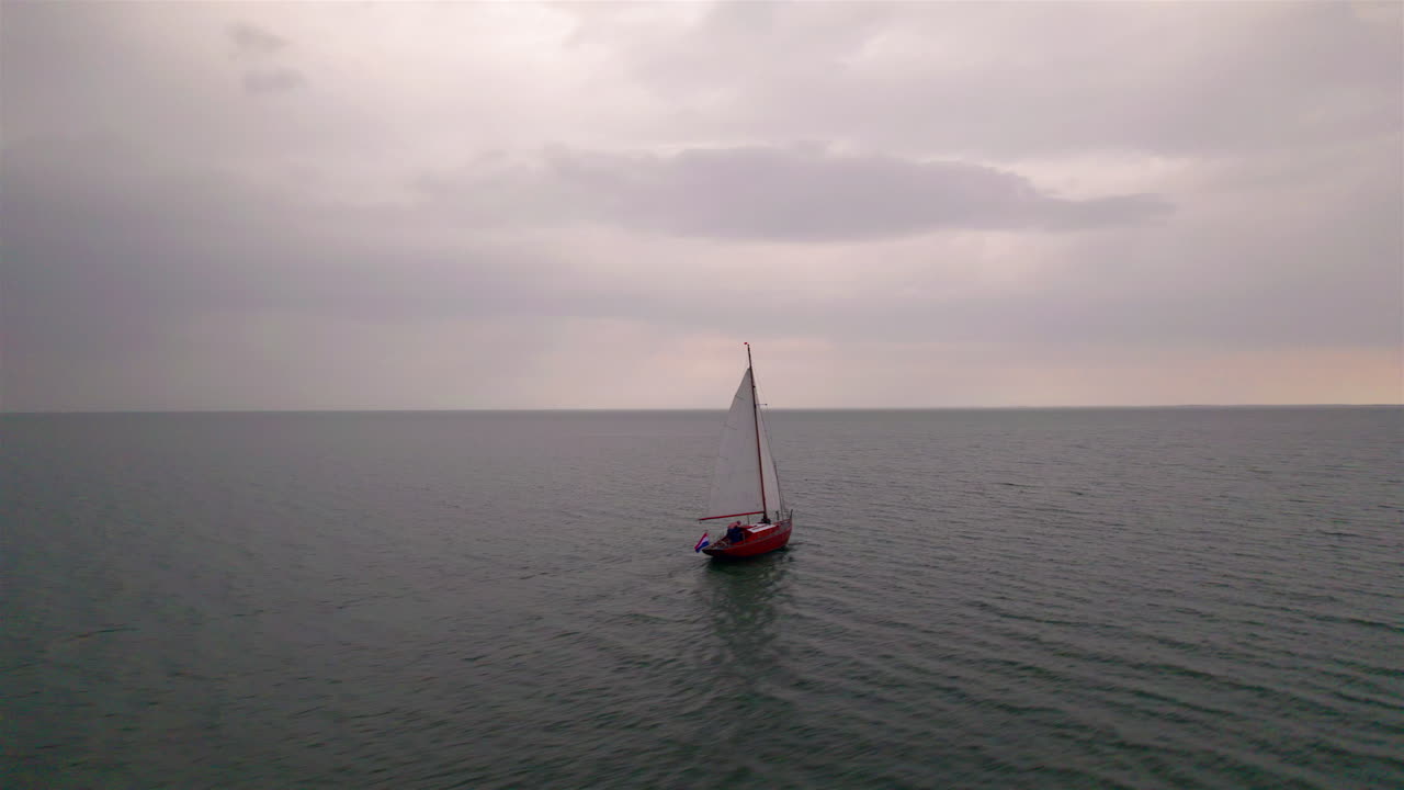 pequeño velero holandés que se dirige a aguas abiertas en una noche nublada