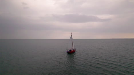 Kleines-Holländisches-Segelboot-Auf-Dem-Weg-Zum-Offenen-Wasser-An-Einem-Bewölkten-Abend