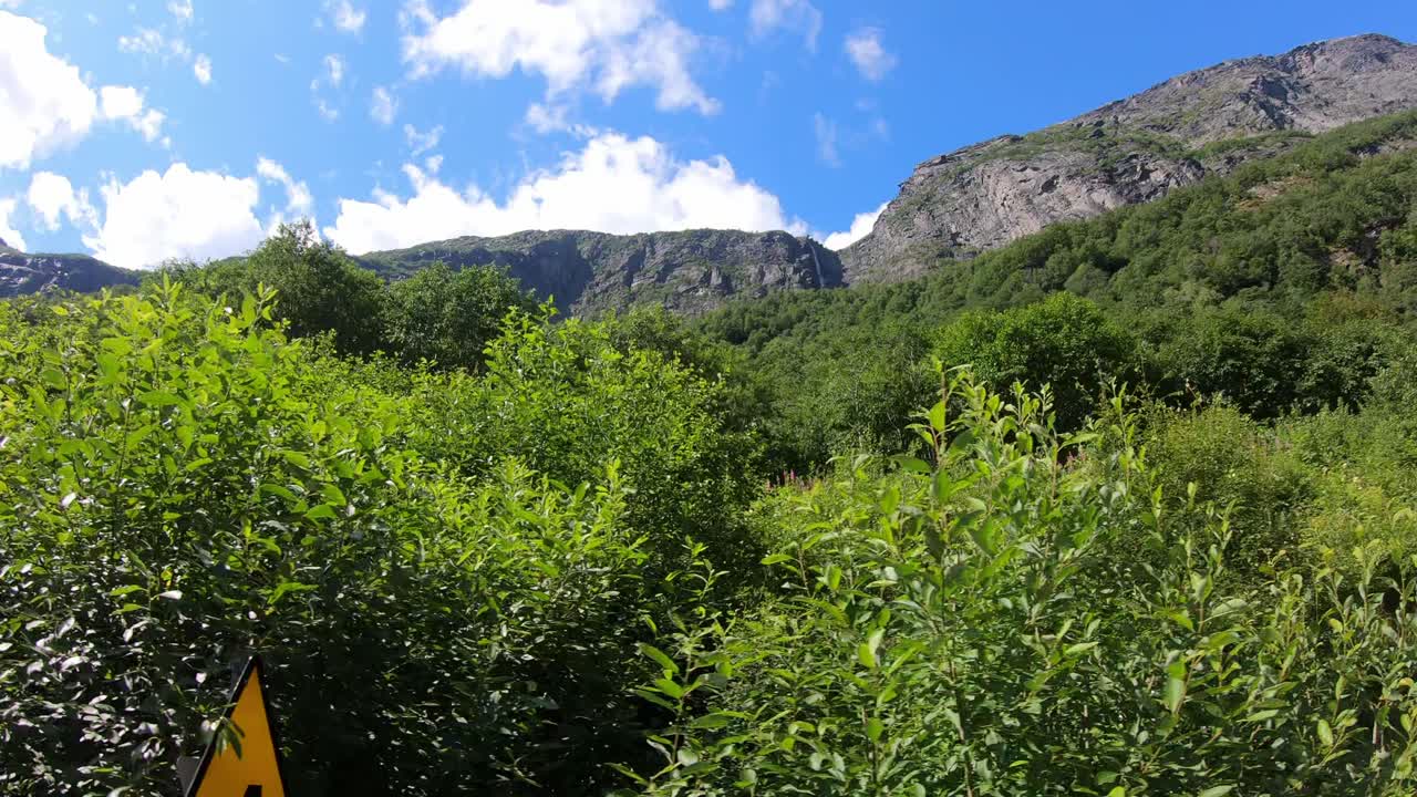hermosas montañas, llenas de vida en noruega
