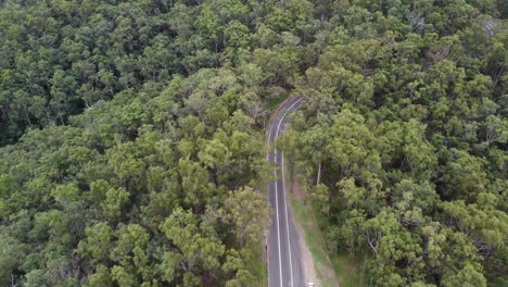 fotografía de un avión no tripulado de 4k de una carretera de montaña en australia