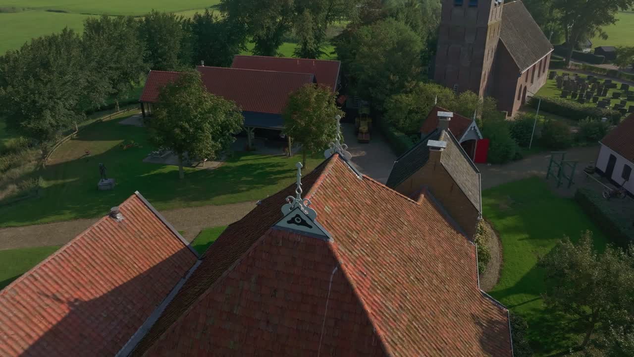 Vista aerea di Allingawier con villaggio, chiesa, fattoria, che mostra un aperto scenario storico nei Paesi Bassi