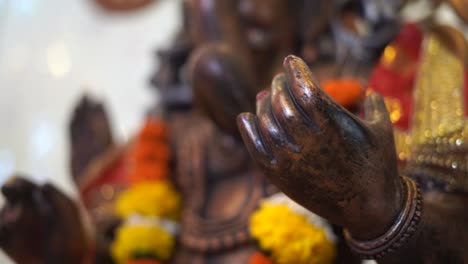 estátua de ganpati do deus indiano pedra escura closeup da mão