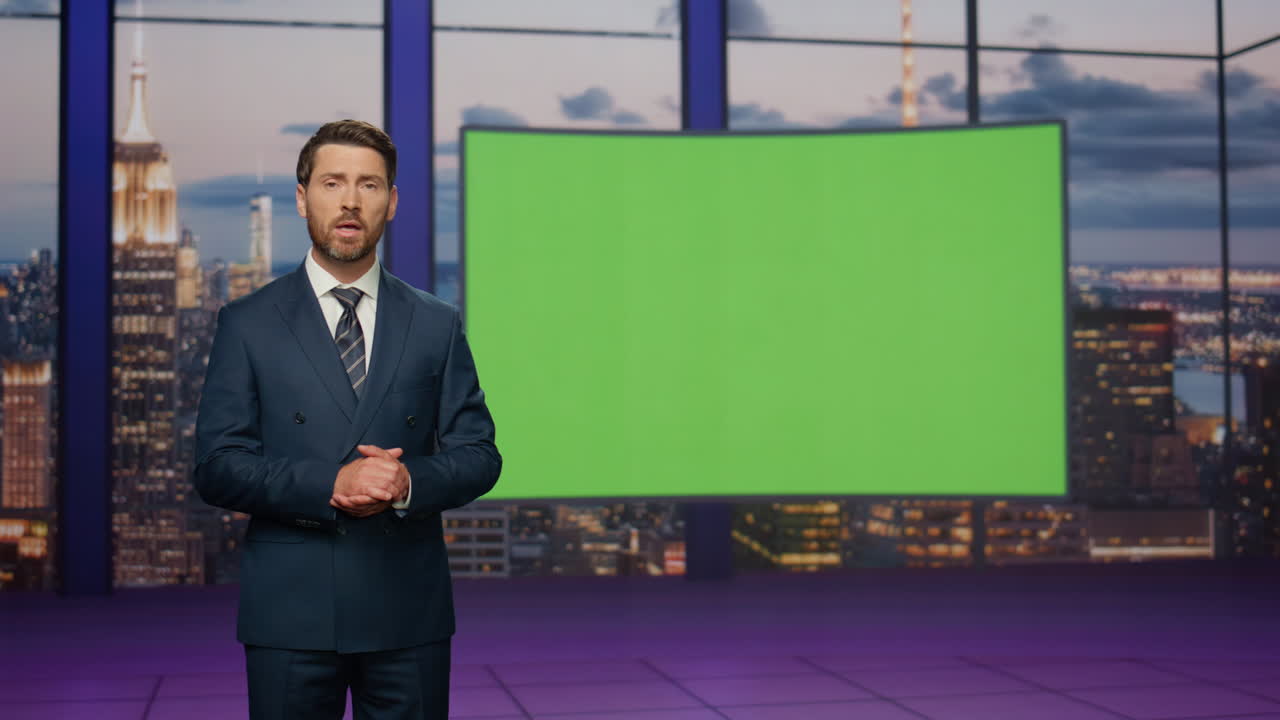 presentador de noticias diarias en un canal de televisión con pantalla verde