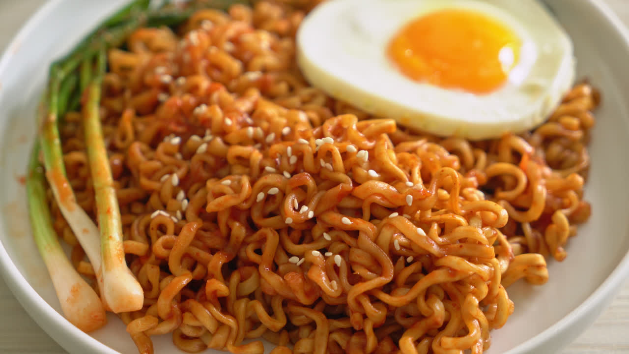 fideos instantáneos picantes coreanos secos caseros con huevo frito