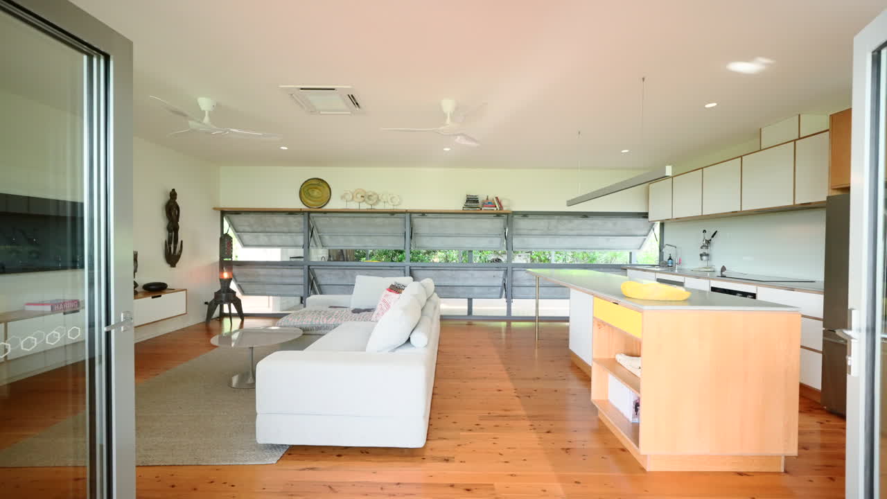 발코니 데크, 베란다, 열대 주택의 마당, 계획된 거실, 식당 및 부 지역을 열기 위한 집