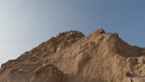 Birds-standing-on-top-of-Pyramid-of-Menkaure,-Giza-Pyramid-complex