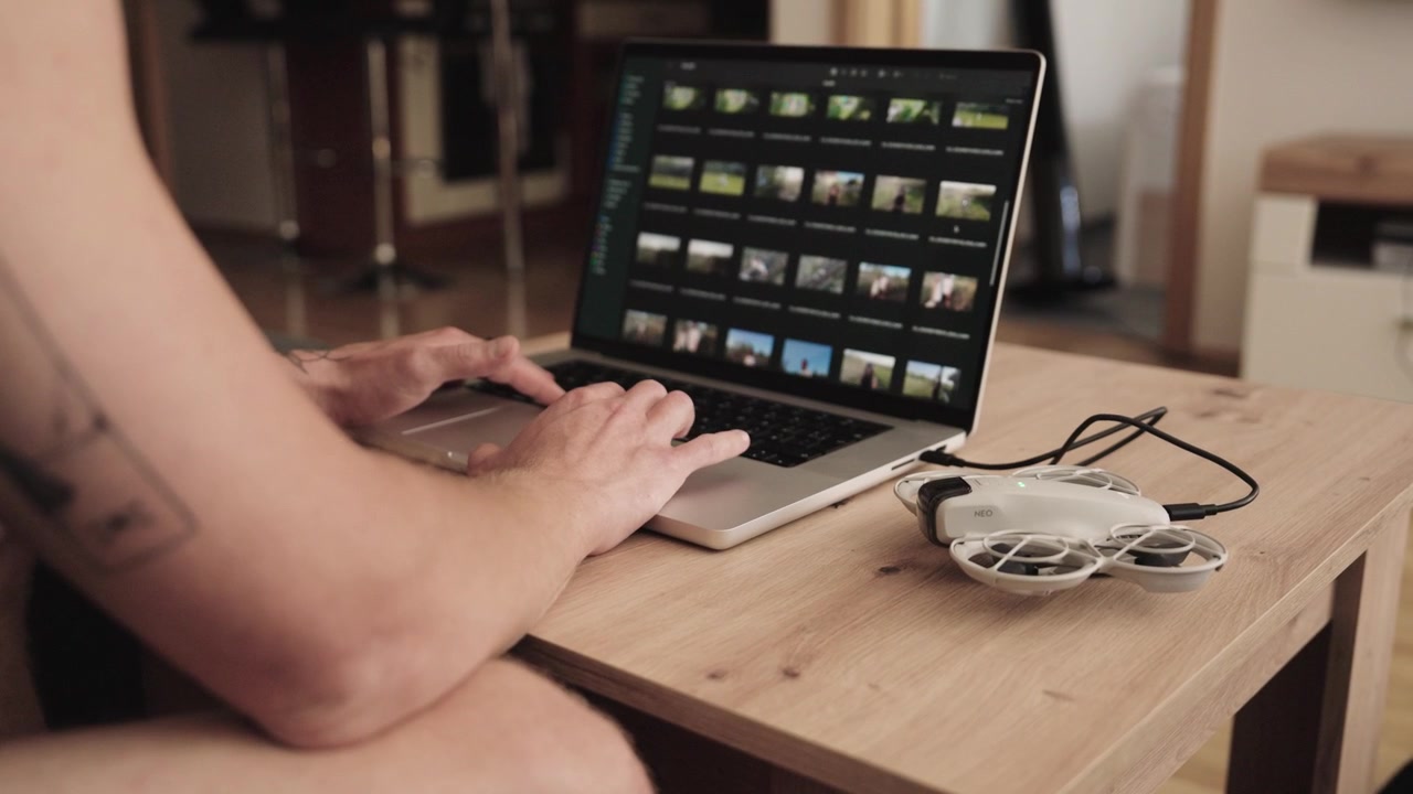 Drone collegato a un laptop con un cavo per il trasferimento dati, Cechia.
