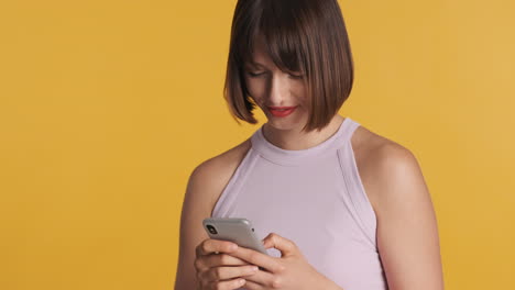 mujer feliz hablando en su teléfono inteligente