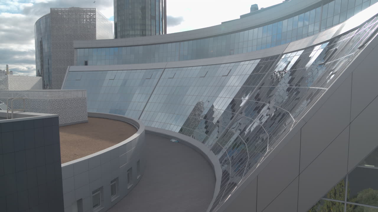 complejo arquitectónico moderno en una ciudad