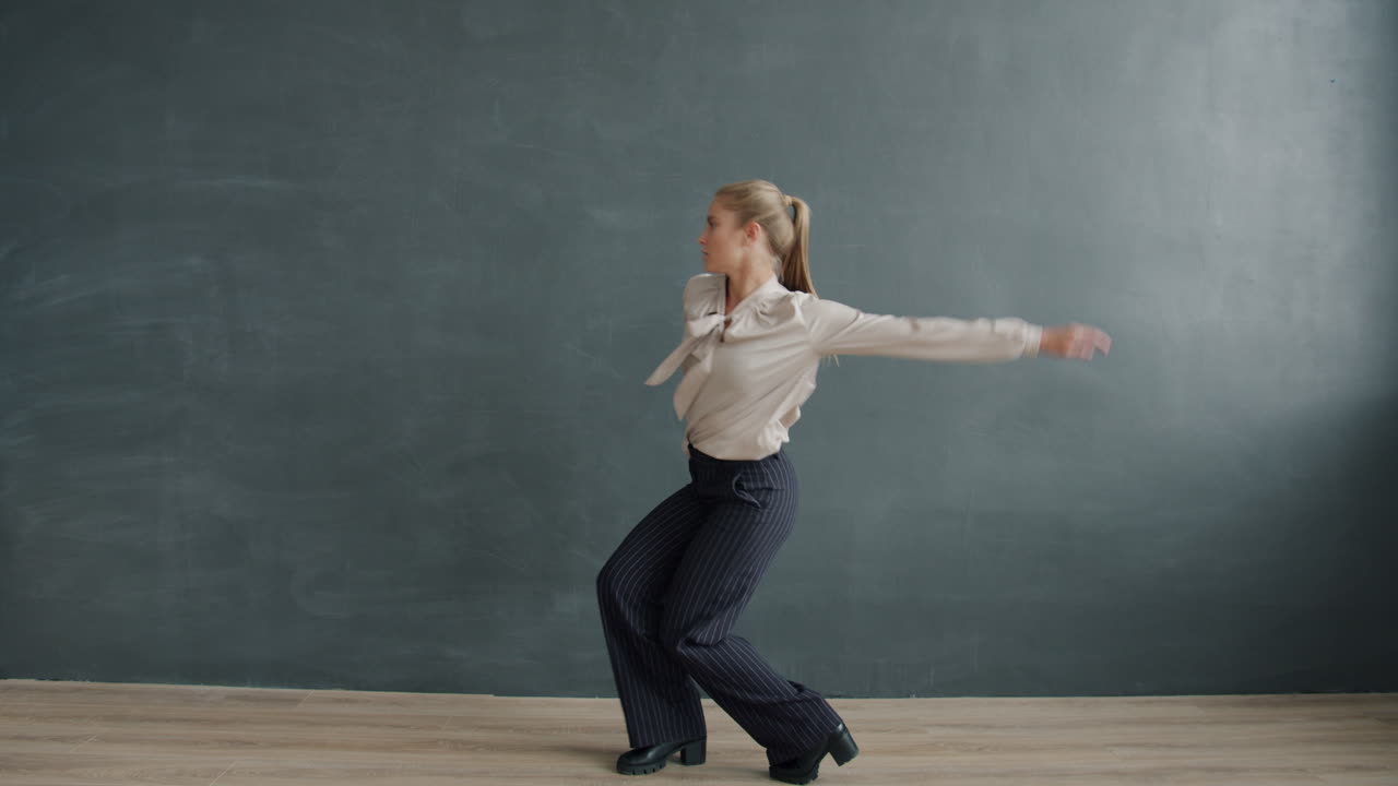 Kvinde danser i business casual tøj