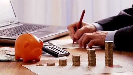 investigación financiera en computadora