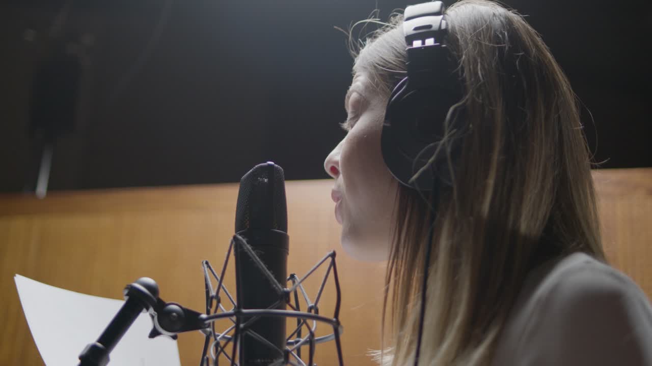 Bella cantante al lavoro in uno studio musicale.
