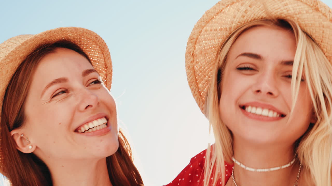 dos mujeres felices con sombreros de verano