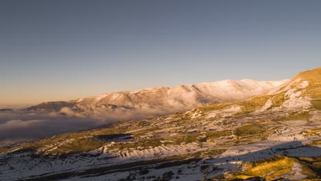 Luftaufnahme-Von-Drohnen-Hyperlapse-Für-Gebirgszüge-Mit-Sich-Bewegenden-Wolken-Während-Der-Winterzeit-An-Einem-Sonnigen-Verschneiten-Tag,-Sonnenuntergangszeit,-Westliche-Gebirgszüge-Des-Nordlibanon