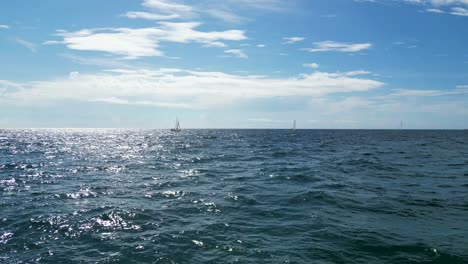 Niedrige-Drohnenaufnahme-Von-Booten-Auf-Dem-Ozean-Und-Horizont