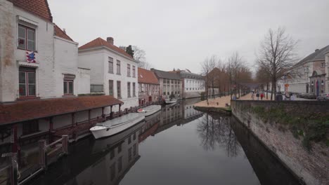 Barcos-Amarrados-En-El-Muelle-De-Los-Canales-En-Brujas