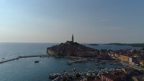 toma aérea de drones de una pequeña ciudad en croacia en el mar, volando hacia adelante, 4k uhd
