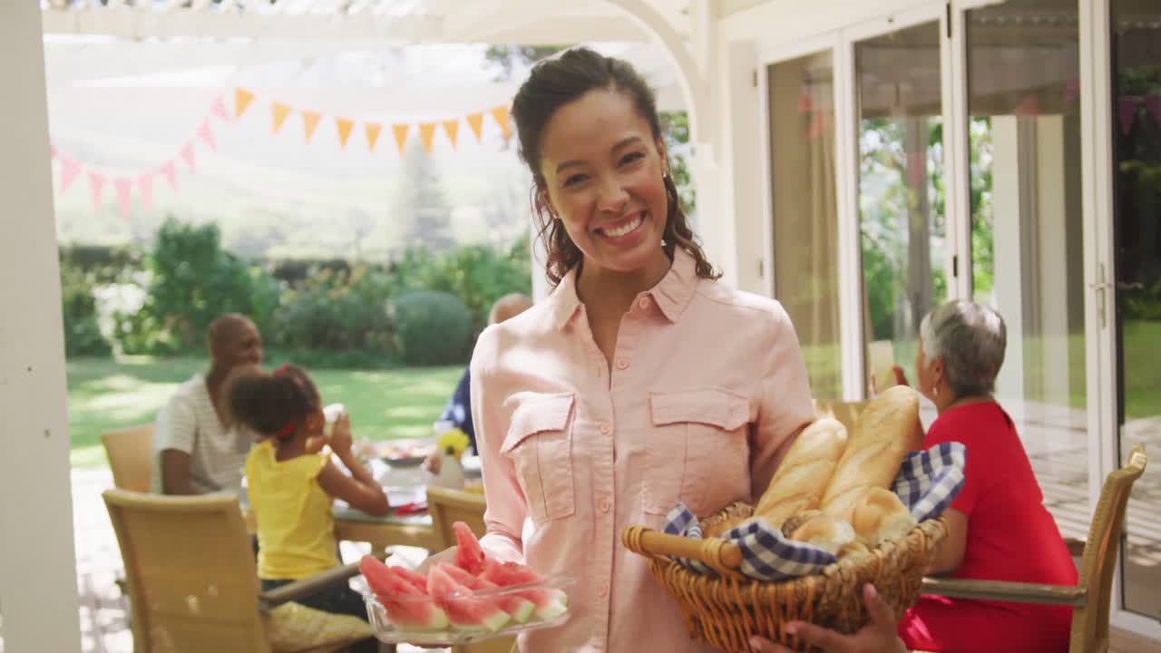 정원에서 시간을 보내는 아프리카계 미국인 여성의 초상화