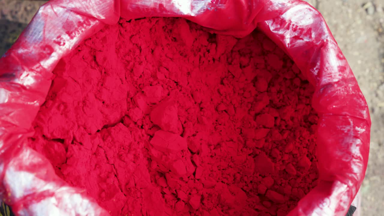 Esposizione di polveri colorate tradizionali indiane per celebrazioni festive
