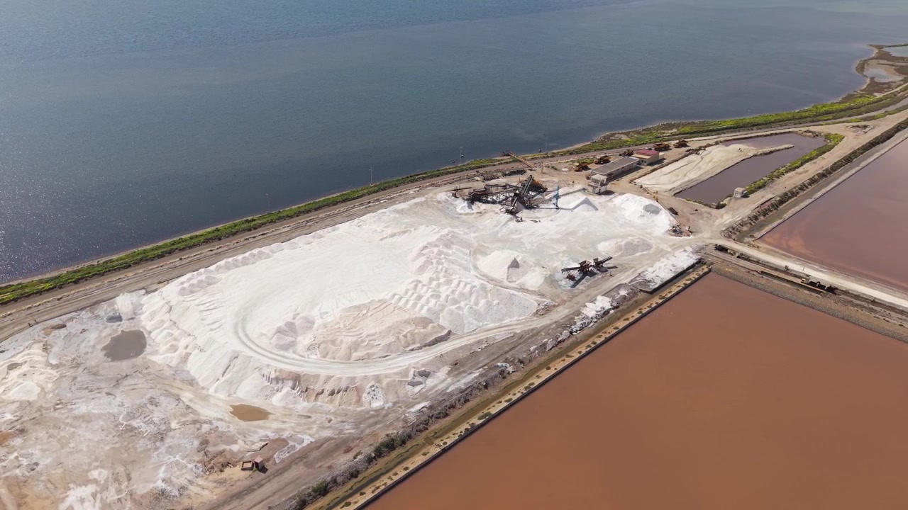 Vista aérea de las salinas de Sant'Antioco en la Isla de Sant'Antioco, Cerdeña, Italia - toma de dron.