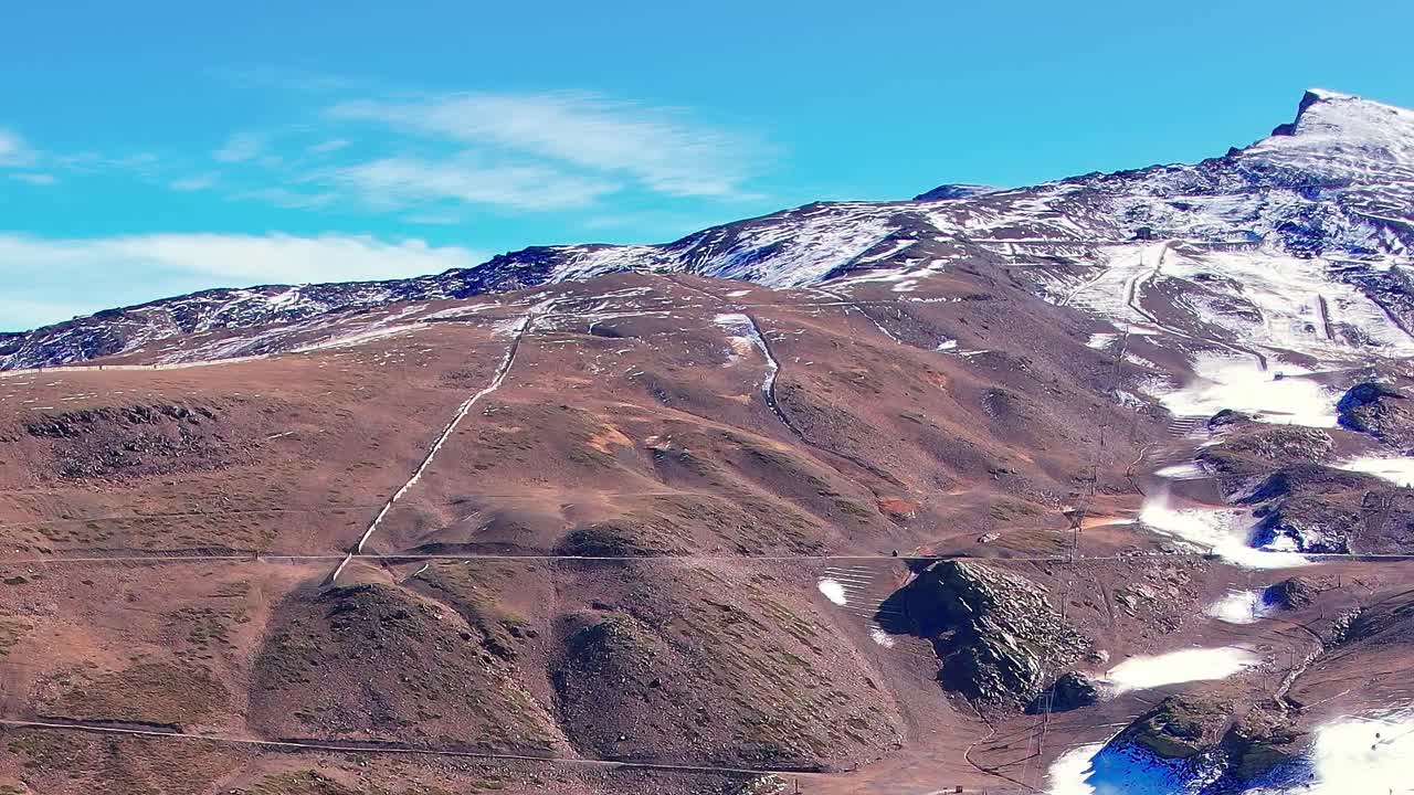 Paisaje de Granada con montañas y cielo despejado durante el día